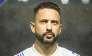 everton ribeiro retorna ao ct do flamengo e foto vaza para os torcedores 