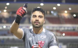 matheus albino, goleiro do crb, projeta confronto contra o atlético mg: “a gente tem qualidade”