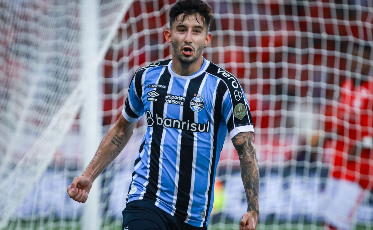 vilassanti, é eleito pela conmebol melhor jogador da libertadores, torcida reage orgulhosa