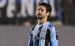 Ídolo do flamengo, rodrigo caio vive instabilidade no grêmio e tem futuro indefinido