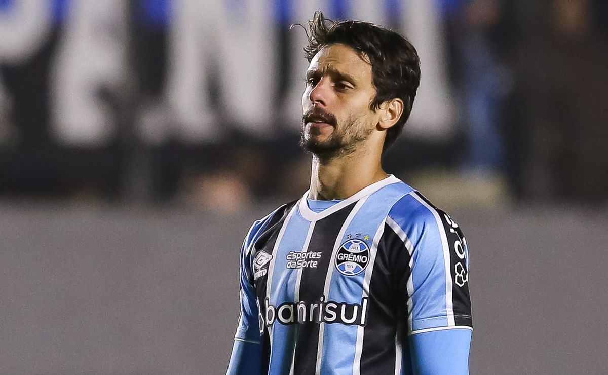 Ídolo do flamengo, rodrigo caio vive instabilidade no grêmio e tem futuro indefinido