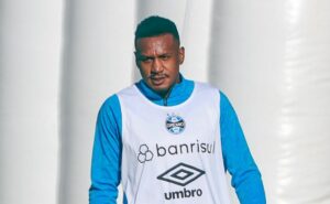 após mais uma derrota do grêmio torcida elege reinaldo e edenílson como vilões