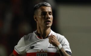 ferreirinha brilha mais uma vez, são paulo vence em curitiba e ultrapassa athletico no brasileirão; confira as notas dos jogadores