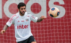 torcedores do são paulo reagem ao retorno de liziero ao elenco de zubeldía: "torcer a favor"