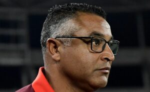 demissão de roger machado tem pedidos da torcida do internacional e gremistas se divertem após eliminação