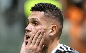 após se declarar ao vasco, paulinho entra em polêmica no atlético mg e situação é resolvida