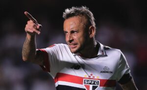 rafinha lamenta empate do são paulo, mas elogia desempenho do time: "todos têm qualidade"