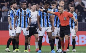 pc de oliveira vê erro em pênalti dado em corinthians x grêmio: "incompatível com contato do kannemann"
