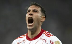 com saída de hugo mallo, o internacional abre vaga para estrangeiro