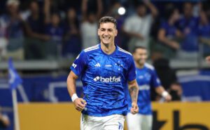dinenno celebra retorno ao cruzeiro com gol após três meses fora
