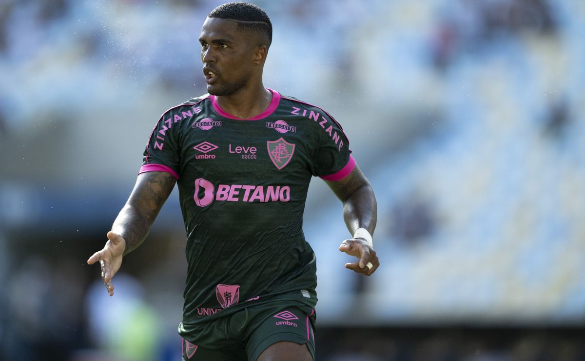 desejado no início do ano, douglas costa tem nome levado ao santos 