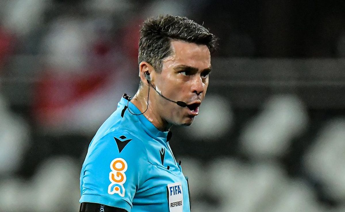 pc de oliveira aponta pênalti não dado por flávio rodrigues em botafogo x internacional: “acerta o joelho do lucca”