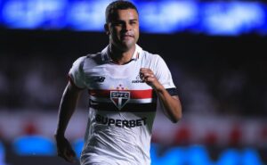 alisson brilha na partida contra o palmeiras, segundo pesquisa