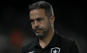 tchê tchê se torna dúvida no botafogo de artur jorge após mal estar na madrugada 