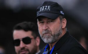 augusto melo se movimenta no mercado para conseguir a torcida e fechar a chegada de quatro reforços 