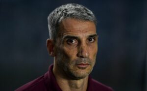 expulsão foi determinante na vitória do vasco, diz vojvoda: "complicou a gente"