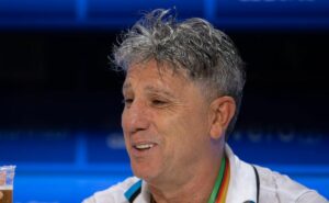 novo camisa 10: gringo decide vestir a camisa do grêmio e jogar com renato portaluppi