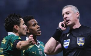 daronco tira gol de veiga na súmula e justifica expulsão em palmeiras x corinthians: “força excessiva”