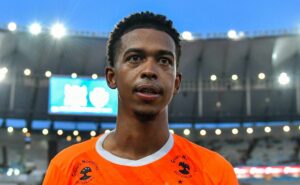 carlinhos no santos tem veredito confirmado e centroavante escolhe seguir no flamengo