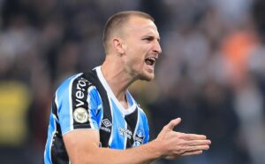 de olho no corinthians, rodrigo ely se recupera no grêmio e bons números repercutem: “finalmente”