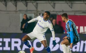 cruzeiro vence grêmio fora de casa e cola na parte de cima da tabela; confira as notas