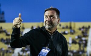 augusto melo busca a contratação de gabriel pirani, ex santos, para o corinthians 