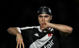 vasco vence corinthians pelo brasileirão em noite de lucas piton; confira as notas