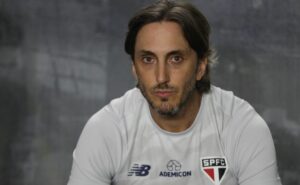 câmeras da tv mostram zubeldía e pablo brigando pela bola em athletico x são paulo