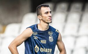 suspensão de joão schmidt pode provocar escalação inédita no santos para sequência da temporada