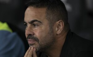 artur jorge lamenta goleada sofrida pelo botafogo, mas ameniza o resultado: “É só um jogo"