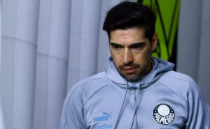 reformulação no palmeiras: meia recebe consulta para sair e pode estragar plano de abel