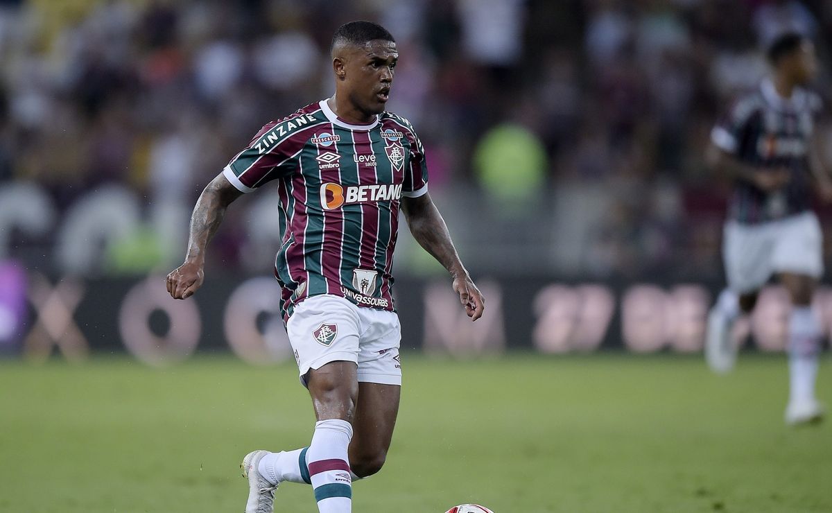 fluminense encaminha rescisão de douglas costa para a sequência da temporada