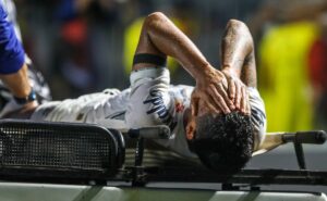santos derrota ituano, mas aderlan preocupa torcida após sair chorando e com ajuda da maca