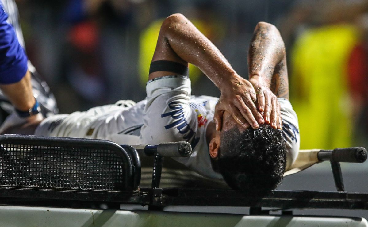 santos derrota ituano, mas aderlan preocupa torcida após sair chorando e com ajuda da maca