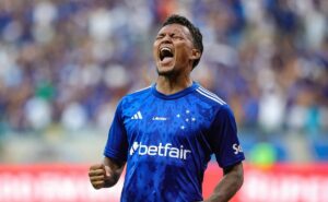 veron atinge auge da carreira no cruzeiro, mas encara concorrência de r$ 40 milhões