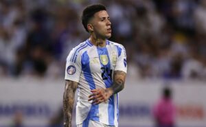 enzo fernández volta ao chelsea, se reapresenta e pede desculpas por polêmicas: "doação significativa"