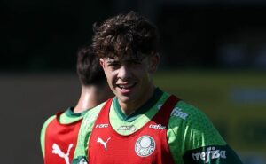 escalação do palmeiras: giay assume a lateral e abel ferreira faz mudanças no ataque 