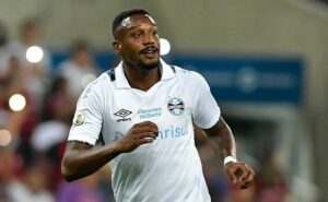 perfil de edenilson comete gafe nas redes sociais e faz post de jogo do grêmio no brasileirão com logo da série b