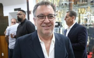 marcelo teixeira resolve negócio e assina acordo envolvendo meio campista no mercado para evitar problemas no santos