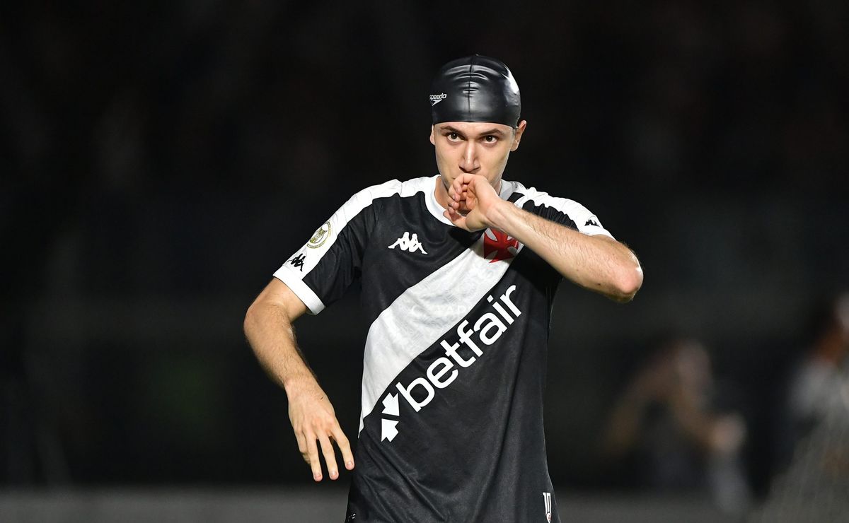 fase goleadora transforma lucas piton em vice artilheiro do vasco em 2024