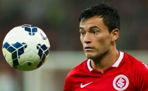 faxina no internacional: aránguiz e bustos puxam fila de mais 7 saídas nesta janela