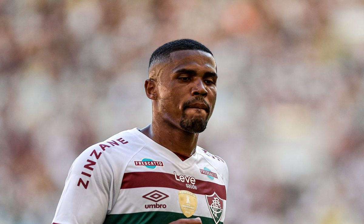 web reage a possível saída de douglas costa do fluminense