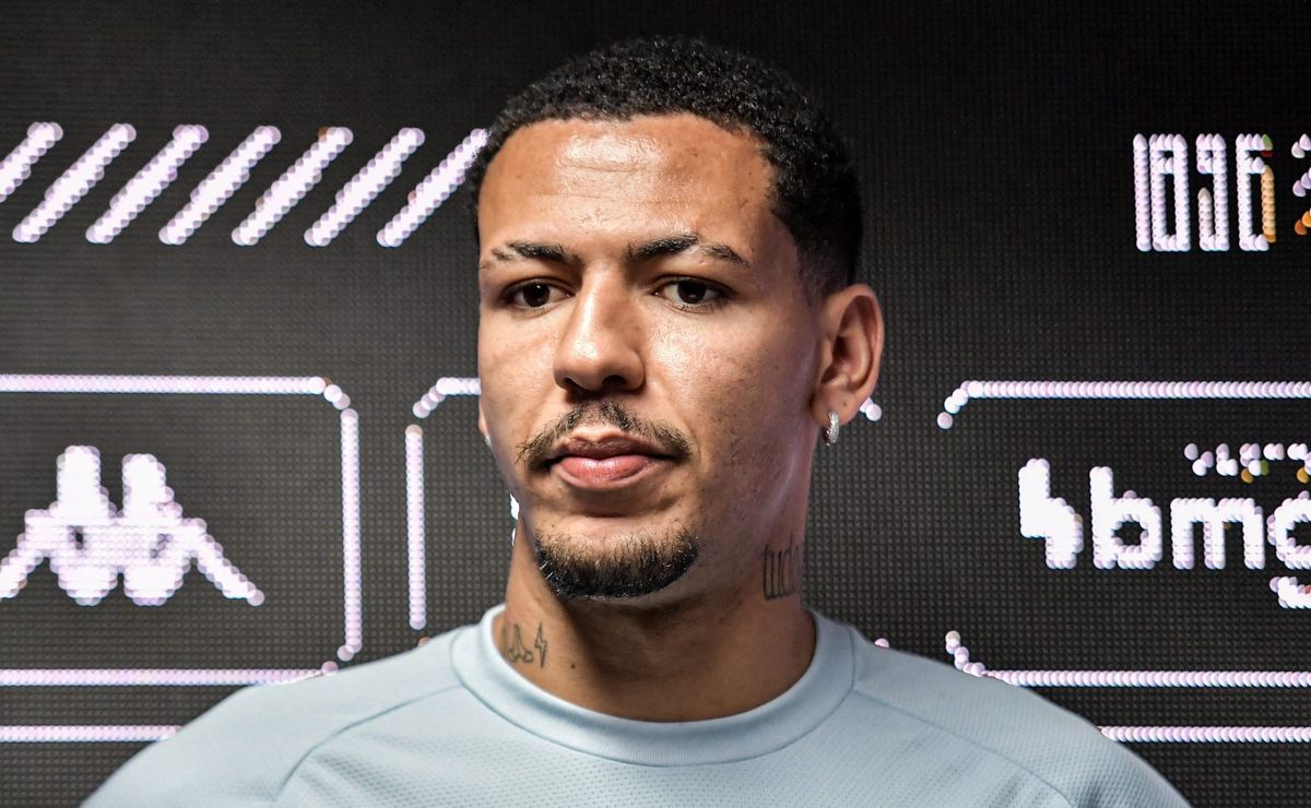 edmundo expõe saída de clayton do vasco e valores do contrato: "custo de r$ 50 milhões"