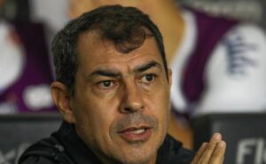 meio campista dispensado por carille no santos acerta com al bateeh, dos emirados