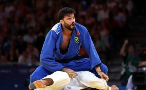 judô nas olimpíadas 2024: em luta polêmica, rafael macedo é desclassificado e perde a disputa do bronze