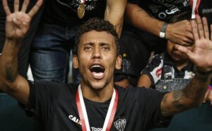 com ronaldinho gaúcho escalado, marcos rocha monta time ideal de ex companheiros com ídolos do atlético mg