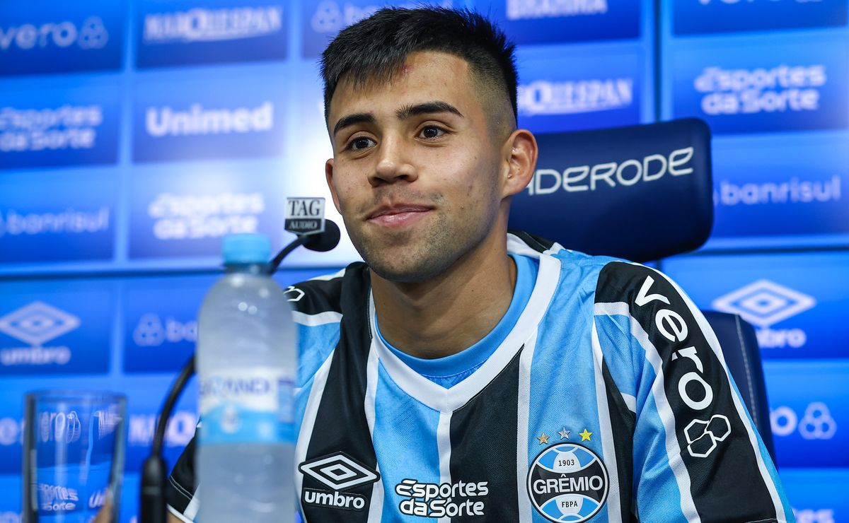 aravana é apresentado e explica que recusou ofertas para fechar com o grêmio: "sei o que eles representam no brasil"