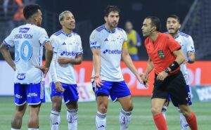 cruzeiro decide protocolar reclamação na cbf sobre gol anulado de lucas silva