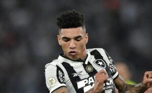 em sua primeira partida como titular do botafogo, igor jesus saiu ovacionado