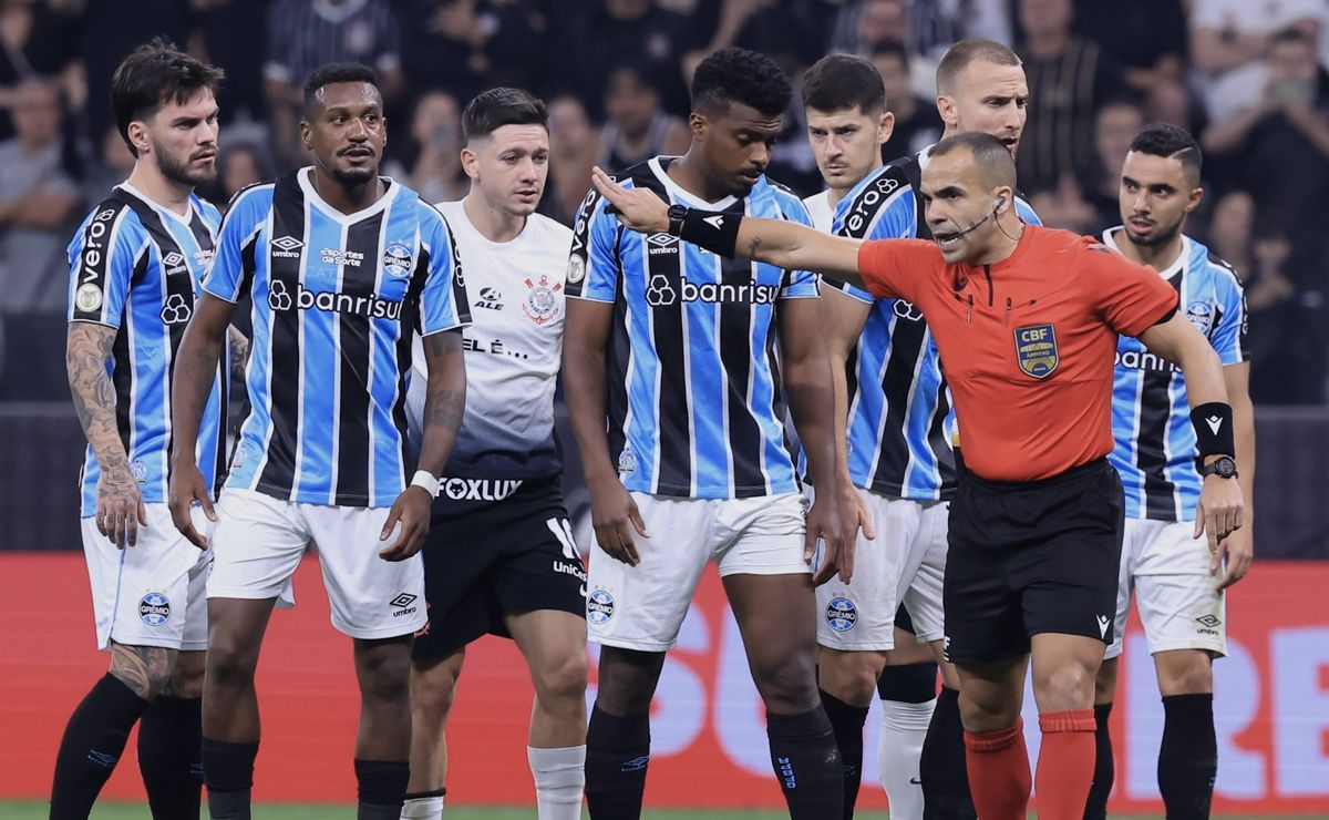 grêmio emite novo comunicado sobre pênalti a favor do corinthians em romero; confira